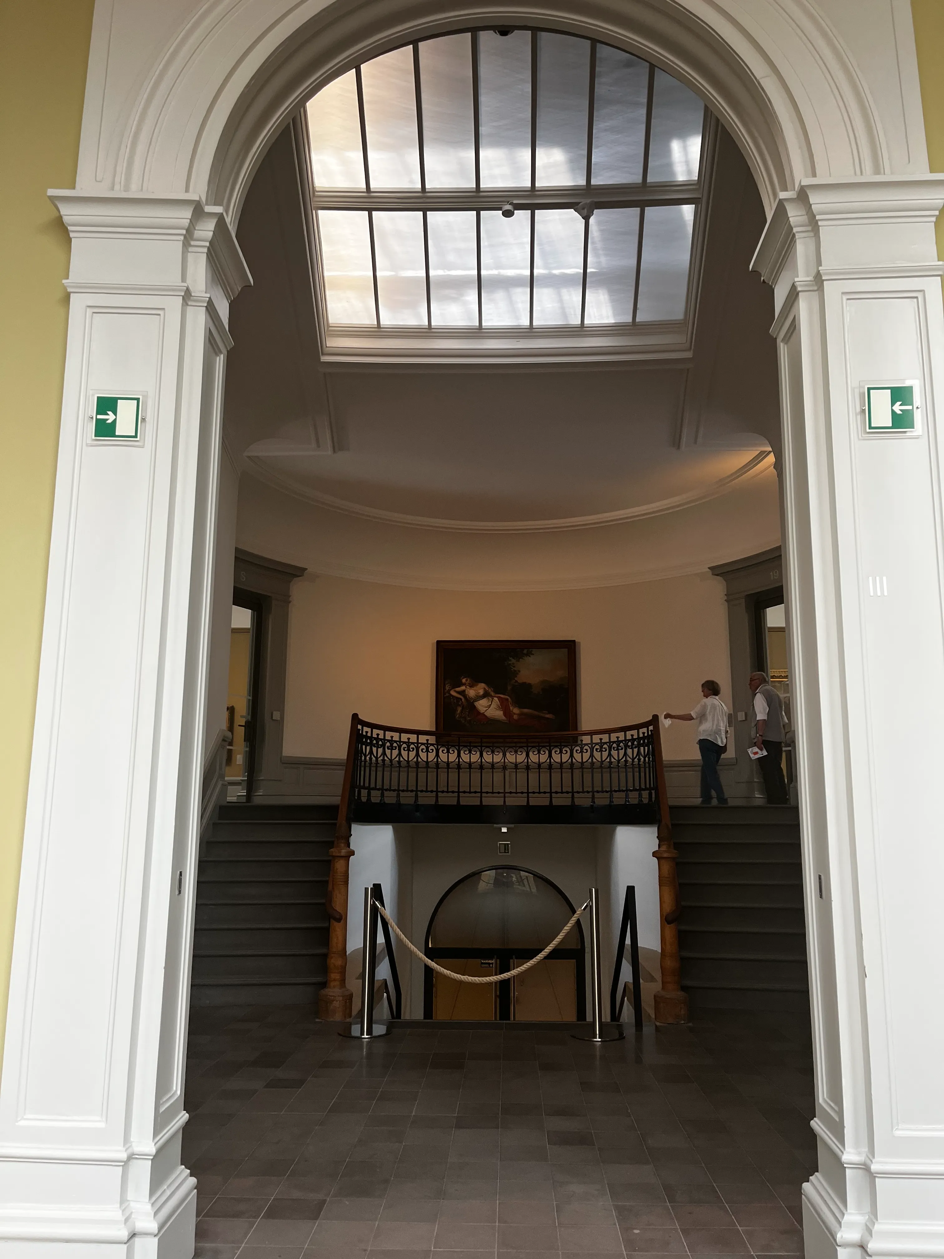 De monumentale architectuur en trappenhal van het MSK